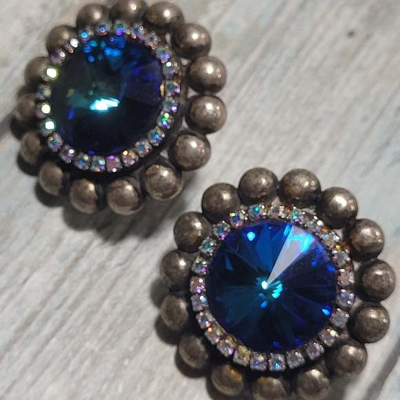 Vintage Clip on Earrings. - Picture 6 of 8